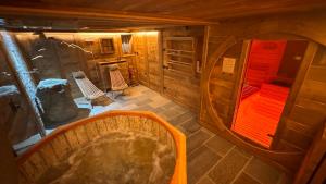 卡斯波喬的住宿－ValmalencoAlpina，小木屋享有上方的景致,配有浴缸。