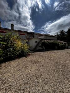 un edificio con una scala sul lato di Relais de la tour a Termes-dʼArmagnac Altre 30 foto