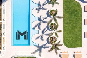 una vista sul tetto di una piscina e di un resort di Views from Clouds New Skyhome in Luxury Resort a Gold Coast