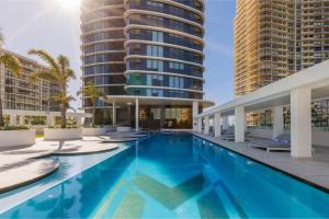 una piscina con due edifici alti di Views from Clouds New Skyhome in Luxury Resort a Gold Coast