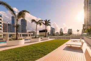 un parco con panchine e palme sul tetto di un edificio di Views from Clouds New Skyhome in Luxury Resort a Gold Coast