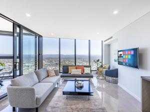 un soggiorno con un divano e un tavolo di Views from Clouds New Skyhome in Luxury Resort a Gold Coast