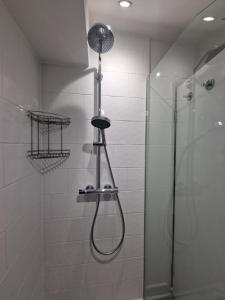 y baño con ducha con cabezal de ducha. en Confystay en Londres