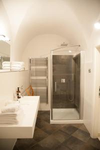 レーヴィコ・テルメにあるAmbiente 90のバスルーム(シャワー、シンク付)