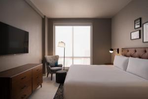 una camera con letto, TV e sedia di Four Points by Sheraton  a Punta Cana