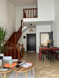 - un salon avec une table et un escalier dans l'établissement Ginte Homes, à Antalya