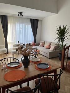 - un salon avec une table et un canapé dans l'établissement Ginte Homes, à Antalya