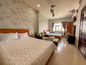 Giường trong phòng chung tại Hotel Phu Hai