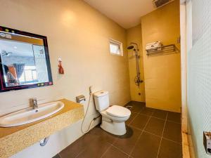 a bathroom with a toilet and a sink at Hotel Phu Hai in Buon Ma Thuot +17 photos