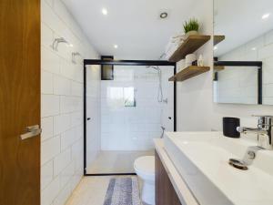 Kopalnica v nastanitvi Spacious and centrally apartment a few streets from the beach By Yeah
