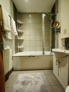 ein Bad mit einer Dusche und einem Waschbecken in der Unterkunft studio flat in streatham in London