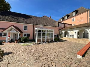 a house with a stone driveway in front of it at Hotel St. Paulushof in Niedermohr
