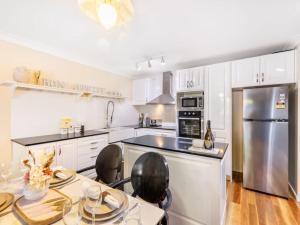 Dapur atau dapur kecil di Vintage Glamour Nest 2BR Apt near CBD with carpark