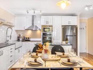 Dapur atau dapur kecil di Vintage Glamour Nest 2BR Apt near CBD with carpark