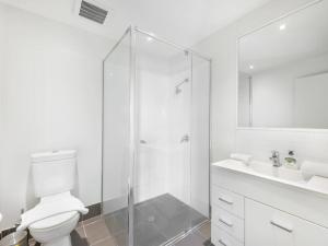Bilik mandi di Vintage Glamour Nest 2BR Apt near CBD with carpark +17 gambar