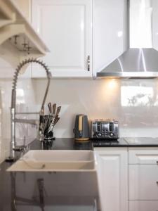 Dapur atau dapur kecil di Vintage Glamour Nest 2BR Apt near CBD with carpark