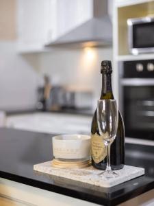 Dapur atau dapur kecil di Vintage Glamour Nest 2BR Apt near CBD with carpark