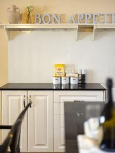 Dapur atau dapur kecil di Vintage Glamour Nest 2BR Apt near CBD with carpark