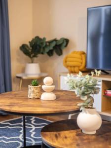 Televisyen dan/atau pusat hiburan di Vintage Glamour Nest 2BR Apt near CBD with carpark