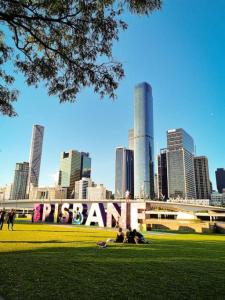 Pemandangan umum bagi Brisbane atau pemandangan bandar yang diambil dari apartmen
