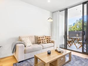 Comfortable 1BR Apt with pool and carpark的休息区