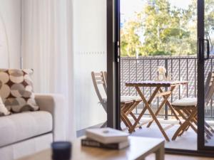 Comfortable 1BR Apt with pool and carpark的休息区