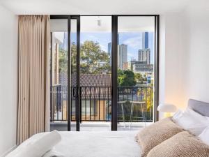 黄金海岸Comfortable 1BR Apt with pool and carpark的一间带床的卧室，可欣赏城市景观