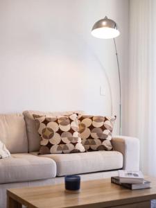 Comfortable 1BR Apt with pool and carpark的休息区