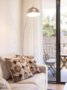 Comfortable 1BR Apt with pool and carpark的休息区