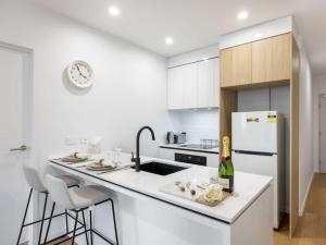 Comfortable 1BR Apt with pool and carpark的厨房或小厨房