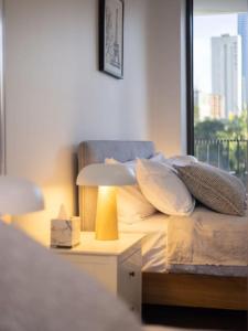 Comfortable 1BR Apt with pool and carpark客房内的一张或多张床位