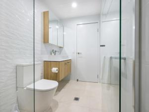 黄金海岸Comfortable 1BR Apt with pool and carpark的配有马桶、水槽和淋浴的浴室