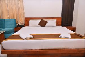 Postel nebo postele na pokoji v ubytování Hotel Silver Land New Digha with Rooftop Pool