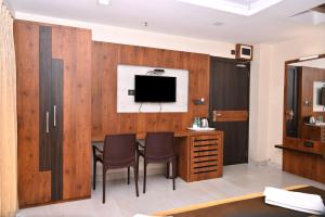 TV a/nebo společenská místnost v ubytování Hotel Silver Land New Digha with Rooftop Pool