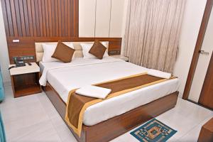 Postel nebo postele na pokoji v ubytování Hotel Silver Land New Digha with Rooftop Pool