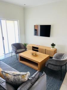 - un salon avec un canapé et une table basse dans l'établissement Canal View Estate & Resort, à Manzini