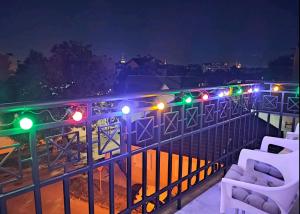 een balkon met kerstverlichting op een leuning bij VICTORY APARTMENT in Subotica