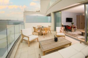 Cette chambre dispose d'un balcon avec une table et des chaises. dans l'établissement Goldwynn Resort & Residences, à Nassau