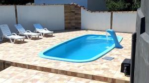 a swimming pool with a water fountain in a patio at Pousada Canto Verde in Paraty