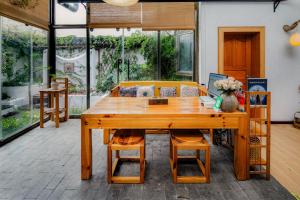 大理Dali Buxianshan Boutique Guesthouse-in Dali ancient city,near three pag odas and erhai lake,provide tour guide service and local experience的一张带两把椅子的木桌和花瓶 更多28张照片