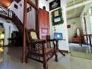 塔拉拉南的住宿－Gurugedara Heritage Talalla，配有椅子的房间,桌子上摆放着笔记本电脑