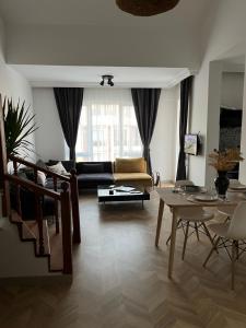 - un salon avec un canapé et une table dans l'établissement Ginte Homes, à Antalya