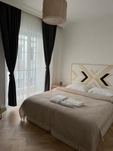 - une chambre avec un lit et une grande fenêtre dans l'établissement Ginte Homes, à Antalya