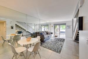 Χώρος καθιστικού στο Pet-Friendly Rancho Mirage Townhome with Pool!