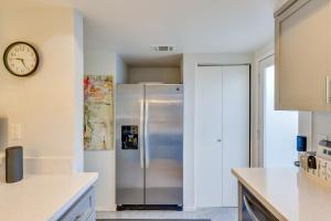 Η κουζίνα ή μικρή κουζίνα στο Pet-Friendly Rancho Mirage Townhome with Pool!