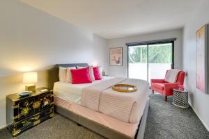 Ένα ή περισσότερα κρεβάτια σε δωμάτιο στο Pet-Friendly Rancho Mirage Townhome with Pool! +17 φωτογραφίες