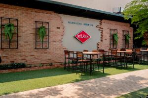 Megal Suites Hotel餐廳或用餐的地方