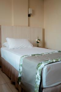 Megal Suites Hotel房間的床