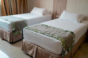Megal Suites Hotel房間的床