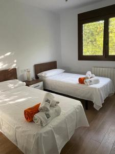 um quarto com duas camas com toalhas em LA MESA em Félix